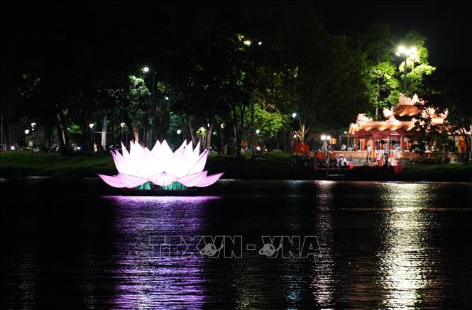 Một trong bảy hoa sen được thắp sáng trên sông Hương, trước Di tích Nghinh Lương Đình, thành phố Huế. Ảnh: Nguyên Lý - TTXVN
