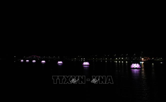 Bảy hoa sen được thắp sáng trên sông Hương, thành phố Huế. Ảnh: Nguyên Lý - TTXVN
