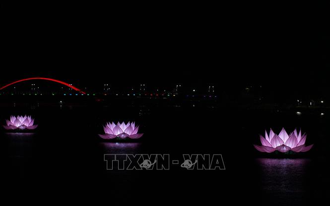 Ba trong số bảy hoa sen được thắp sáng trên sông Hương, thành phố Huế. Ảnh: Nguyên Lý - TTXVN