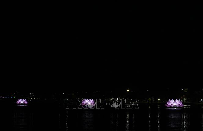 Ba trong số bảy hoa sen được thắp sáng trên sông Hương, thành phố Huế. Ảnh: Nguyên Lý - TTXVN