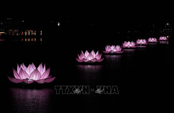 Bảy hoa sen được thắp sáng trên sông Hương, thành phố Huế. Ảnh: Nguyên Lý - TTXVN