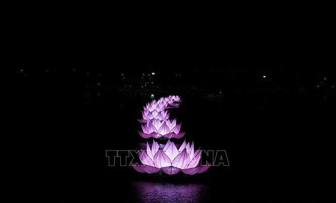 Bảy hoa sen được thắp sáng trên sông Hương, thành phố Huế. Ảnh: Nguyên Lý - TTXVN