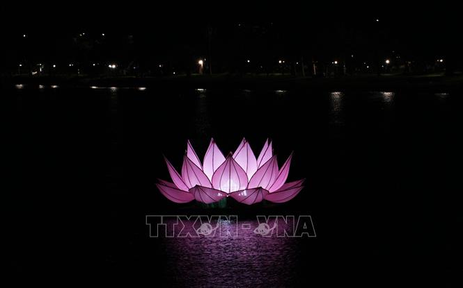 Một trong bảy hoa sen được thắp sáng trên sông Hương, thành phố Huế. Ảnh: Nguyên Lý - TTXVN