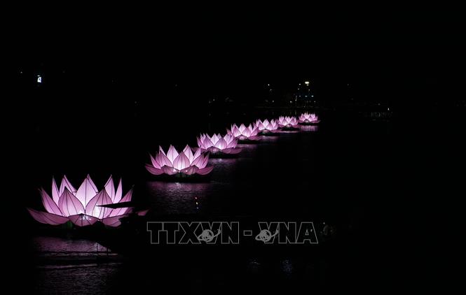 Bảy hoa sen được thắp sáng trên sông Hương, thành phố Huế. Ảnh: Nguyên Lý - TTXVN