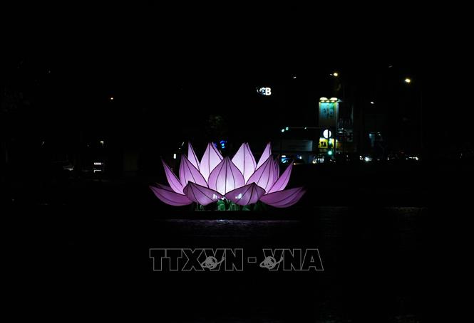 Một trong bảy hoa sen được thắp sáng trên sông Hương, thành phố Huế. Ảnh: Nguyên Lý - TTXVN