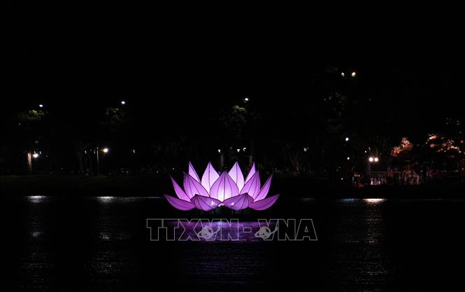 Một trong bảy hoa sen được thắp sáng trên sông Hương, thành phố Huế. Ảnh: Nguyên Lý - TTXVN