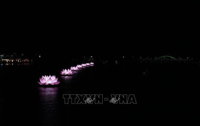 Bảy hoa sen được thắp sáng trên sông Hương, thành phố Huế. Ảnh: Nguyên Lý - TTXVN