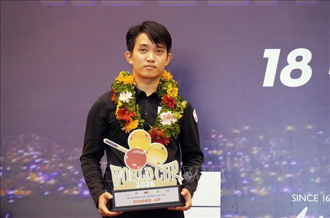 Chiêm Hồng Thái nhận giải Á quân Giải Billiards Carom 3 băng Cúp Thế giới TP. Hồ Chí Minh 2026 tại lễ bế mạc diễn ra ở Nhà thi đấu Nguyễn Du. Ảnh: Trung Tuyến – TTXVN