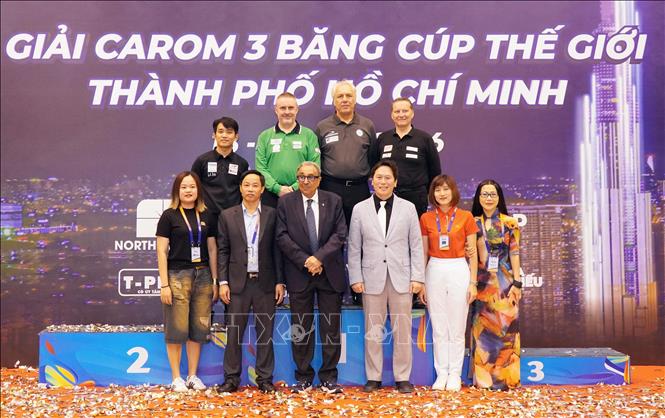Ban tổ chức chụp ảnh lưu niệm cùng các cơ thủ đạt thành tích cao tại lễ bế mạc Giải Billiards Carom 3 băng Cúp Thế giới TP. Hồ Chí Minh 2026. Ảnh: Trung Tuyến - TTXVN