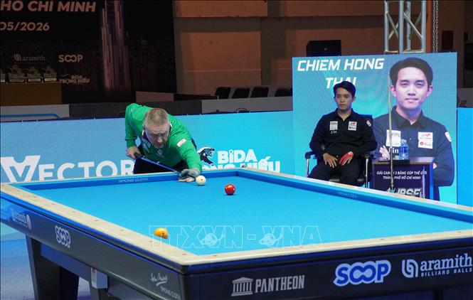 Trận chung kết Giải Billiards Carom 3 băng Cúp Thế giới TP. Hồ Chí Minh 2026 giữa Chiêm Hồng Thái và Frederic Caudron (áo xanh) diễn ra tại Nhà thi đấu Nguyễn Du. Ảnh: Trung Tuyến – TTXVN