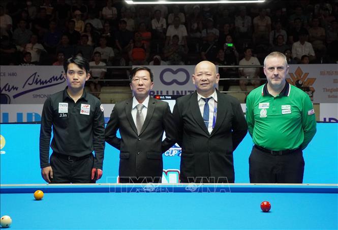 Trận chung kết Giải Billiards Carom 3 băng Cúp Thế giới TP. Hồ Chí Minh 2026 giữa Chiêm Hồng Thái (bên trái) và Frederic Caudron (Bỉ, bên phải) trước giờ thi đấu tại Nhà thi đấu Nguyễn Du. Ảnh: Trung Tuyến - TTXVN