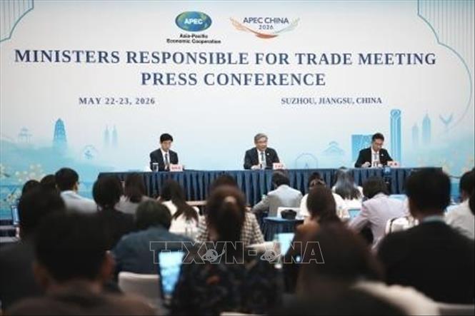 Phát biểu tại họp báo sau hội nghị, Bộ trưởng Thương mại Trung Quốc Vương Văn Đào (giữa) cho biết các bên đã trao đổi thẳng thắn, sâu rộng và mang tính xây dựng xoay quanh chủ đề “Xây dựng cộng đồng châu Á - Thái Bình Dương, thúc đẩy thịnh vượng chung”.  Ảnh: Kyodo/TTXVN