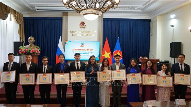 Phó Bí thư Đảng uỷ Việt Nam tại LB Nga Ngô Thị Thu Hoài trao bằng khen cho cá nhân đạt thành tích xuất sắc. Ảnh: Tâm Hằng - PV TTXVN tại LB Nga 