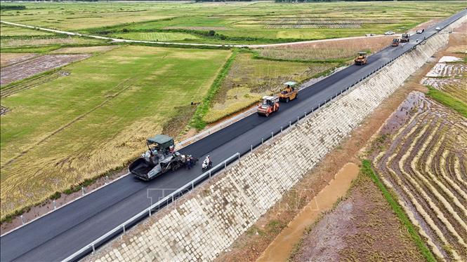 Để đáp ứng yêu cầu về tiến độ, Công ty TNHH Như Nam bố trí 4 mũi thi công đồng loạt. Ảnh: Hữu Quyết – TTXVN
