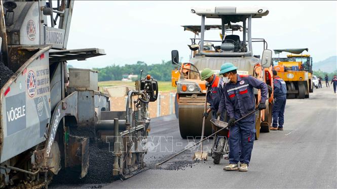 Công ty TNHH Như Nam bố trí hơn 60 cán bộ, công nhân thường xuyên có mặt trên công trường thi gói thầu nâng cấp, cải tạo Quốc lộ 8C. Ảnh: Hữu Quyết – TTXVN