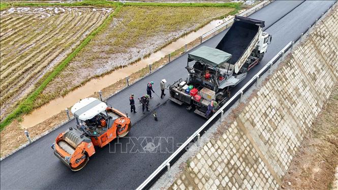 Để đáp ứng yêu cầu về tiến độ, Công ty TNHH Như Nam bố trí 4 mũi thi công đồng loạt. Ảnh: Hữu Quyết – TTXVN