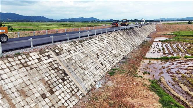 Một vị trí trên Quốc lộ 8C đoạn qua xã Tứ Mỹ đã hoàn thiện hạng mục ốp mái taluy. Ảnh: Hữu Quyết – TTXVN