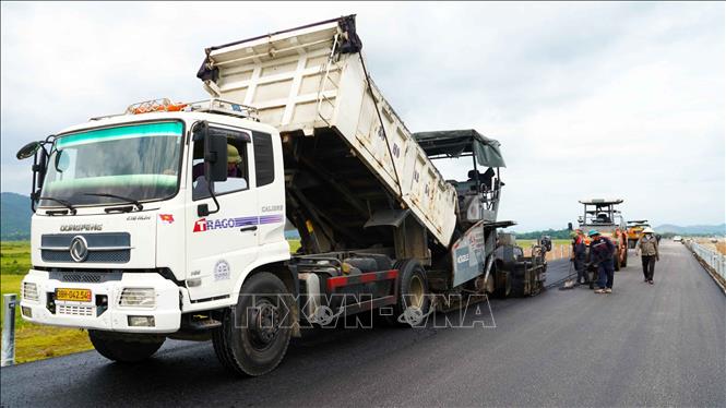Máy móc, nhân lực được huy động tối đa để đáp ứng tiến độ do chủ đầu tư đề ra. Ảnh: Hữu Quyết – TTXVN