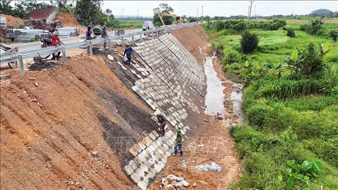 Công ty cổ phần Tập đoàn Thành Huy bố trí nhiều mũi thi công các hạng mục phụ trợ của gói thầu nâng cấp, mở rộng Quốc lộ 8C. Ảnh: Hữu Quyết – TTXVN