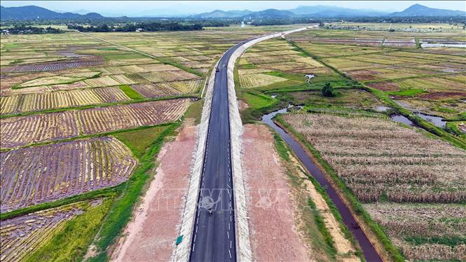 Hiện nay tuyến chính Quốc lộ 8C đã cơ bản hoàn thành việc thảm bê tông nhựa. Ảnh: Hữu Quyết – TTXVN