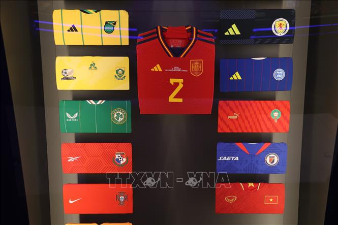 Áo của các đội tuyển tham dự World Cup nữ 2023, trong đó có áo thi đấu của đội tuyển Việt Nam. Ảnh: Anh Hiển - PV TTXVN tại Thụy Sĩ 