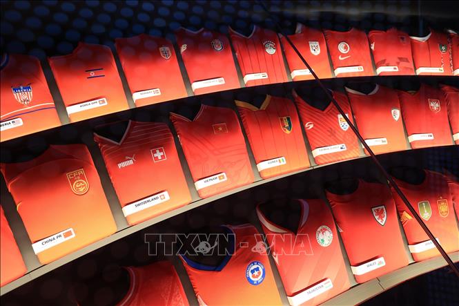 Khu vực khác trưng bày áo của các đội tuyển thành viên FIFA, dễ nhận thấy là hình ảnh áo đội tuyển Việt Nam với những hoa văn truyền thống. Ảnh: Anh Hiển - PV TTXVN tại Thụy Sĩ 