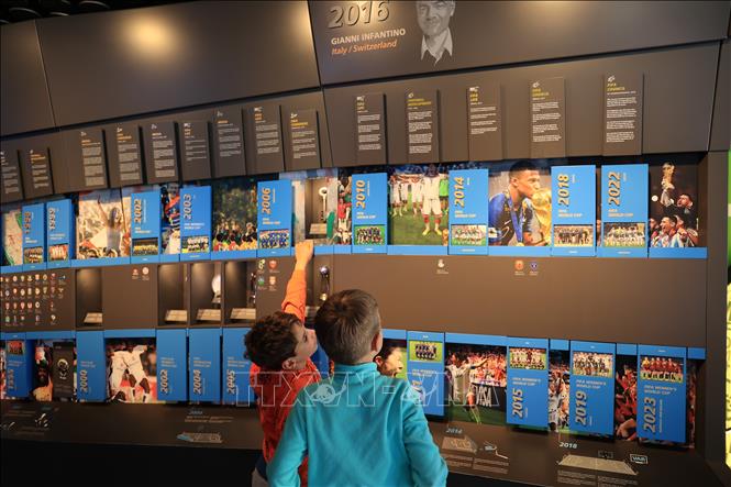 Trẻ em thích thú khi theo dõi quá trình phát triển của FIFA. Ảnh: Anh Hiển - PV TTXVN tại Thụy Sĩ 