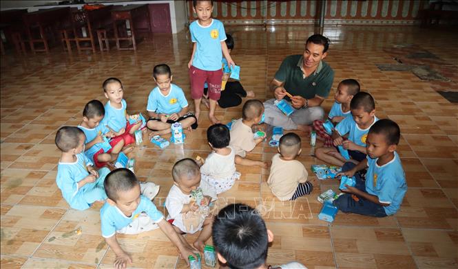 Không chỉ chăm lo đời sống vật chất, các sơ còn đặc biệt chú trọng giáo dục nhân cách, dạy các em biết yêu thương, sẻ chia và sống tử tế với mọi người xung quanh. Ảnh: Đậu Tất Thành - TTXVN
