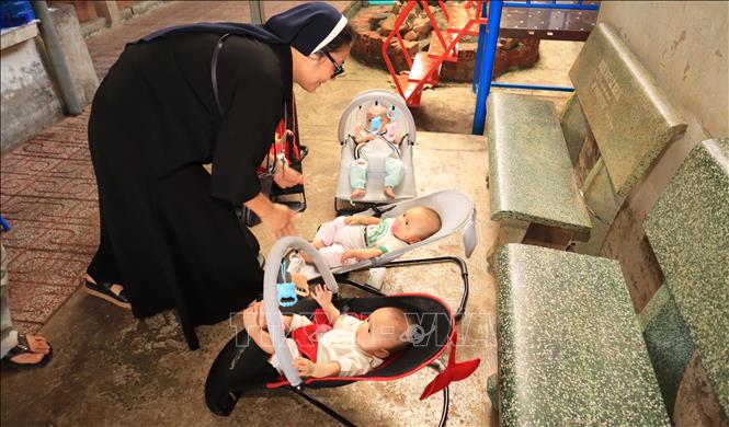 Ít ai biết rằng, trong những ngày đầu thành lập, hành trình duy trì hoạt động của mái ấm vô cùng gian nan. Khi số trẻ được gửi đến ngày càng nhiều, các sơ phải tự xoay xở từng bữa ăn cho các con. Ảnh: Đậu Tất Thành - TTXVN