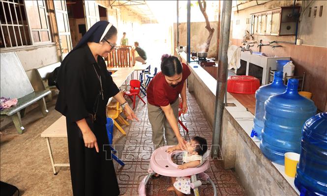 Sơ Maria Hoàng Thị Lụa, đại diện Mái ấm An Vũ cho biết, từ năm 2017 đến nay, mái ấm đã nuôi dưỡng 108 trẻ em có hoàn cảnh đặc biệt, hiện còn 57 cháu đang được chăm sóc tại đây. Ảnh: Đậu Tất Thành - TTXVN