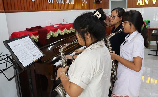 Ngoài việc học văn hóa tại trường, các em còn được học tiếng Anh, vi tính, âm nhạc và nhiều môn năng khiếu khác. Ảnh: Đậu Tất Thành – TTXVN
