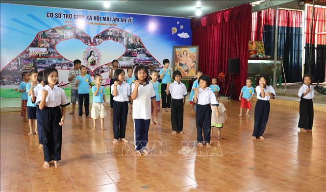 Mỗi em nhỏ đến đây là một câu chuyện đầy day dứt. Có em mồ côi cha mẹ, sống nương tựa ông bà già yếu; có em bị bỏ rơi ngay sau sinh; có em được các bác sĩ bệnh viện hay chính quyền địa phương đưa tới trong tình trạng không có bất kỳ giấy tờ tùy thân nào. Ảnh: Đậu Tất Thành – TTXVN
