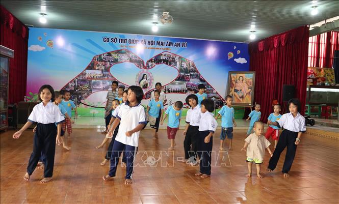 Không chỉ lo từng bữa ăn, giấc ngủ, điều mà các sơ luôn trăn trở chính là làm sao để các em được học hành, có nghề nghiệp và đủ hành trang bước vào đời. Ảnh: Đậu Tất Thành - TTXVN