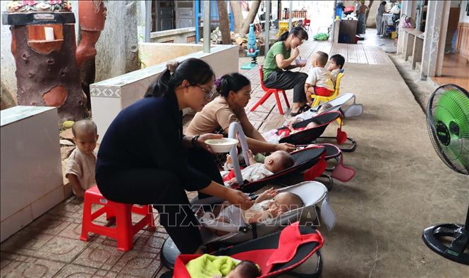 Điều khiến nhiều người xúc động là dù chỉ có 6 người thường trực chăm sóc 57 trẻ em ở nhiều độ tuổi khác nhau, nhưng mọi sinh hoạt tại mái ấm vẫn rất nền nếp và ngăn nắp. Từ hành lang, phòng ở đến khu sinh hoạt chung đều sạch sẽ, gọn gàng. Ảnh: Đậu Tất Thành - TTXVN