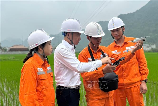 Điện lực Bắc Sơn - Công ty Điện lực Lạng Sơn ứng dụng công nghệ trong kiểm tra đường dây bằng thiết bị flycam. Ảnh: TTXVN phát