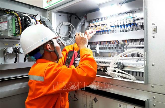 Công ty Điện lực Lạng Sơn phối hợp với Ban Quản lý dự án lưới điện – Tổng công ty Điện lực miền Bắc tổ chức nghiệm thu, đóng điện và đưa vào vận hành máy biến áp (MBA) T2, Trạm biến áp 110kV Cao Lộc ngày 15/5/2026, nâng cao năng lực ngành điện. Ảnh: TTXVN phát