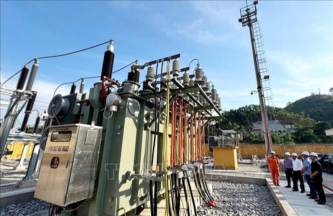 Công ty Điện lực Lạng Sơn phối hợp với Ban Quản lý dự án lưới điện – Tổng công ty Điện lực miền Bắc tổ chức nghiệm thu, đóng điện và đưa vào vận hành máy biến áp (MBA) T2, Trạm biến áp 110kV Cao Lộc ngày 15/5/2026, nâng cao năng lực ngành điện. Ảnh: TTXVN phát