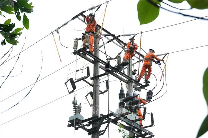 Công ty Điện lực Lạng Sơn củng cố lưới điện, khắc phục các khiếm khuyết sau kiểm tra đảm bảo cung cấp điện an toàn, ổn định, liên tục. Ảnh: TTXVN phát