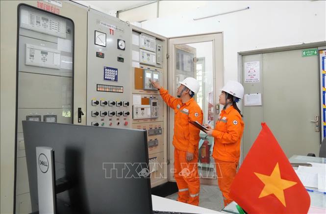 Nhân viên Công ty Điện lực Lạng Sơn kiểm tra thông số vận hành tạ trạm 110kV. Ảnh: TTXVN phát