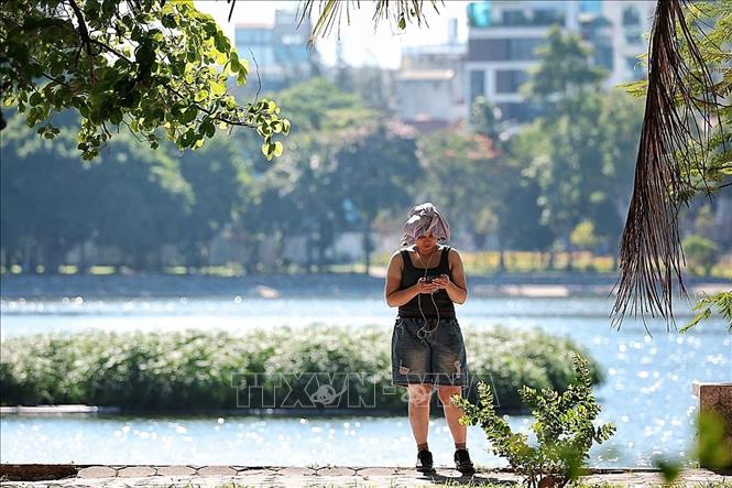 Nắng chói chang với nền nhiệt tăng cao ngay từ đầu giờ sáng. Ảnh: Phạm Tuấn Anh - TTXVN
