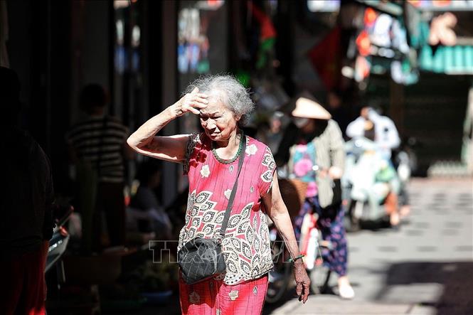 Nắng nóng kèm nền nhiệt cao ảnh hưởng lớn đến sức khỏe của người cao tuổi, vì thế các đối tượng này không nên ra đường trong những ngày này. Ảnh: Phạm Tuấn Anh - TTXVN