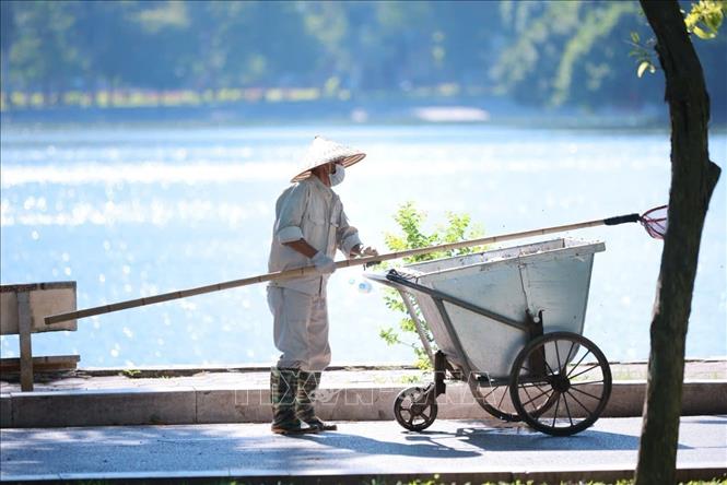 Nhằm bảo vệ và nâng cao sức khỏe trước tác động của nắng nóng, khuyến cáo người lao động hoặc di chuyển ngoài trời phải có các biện pháp phòng chống sốc nhiệt. Ảnh: Hoàng Hiếu - TTXVN