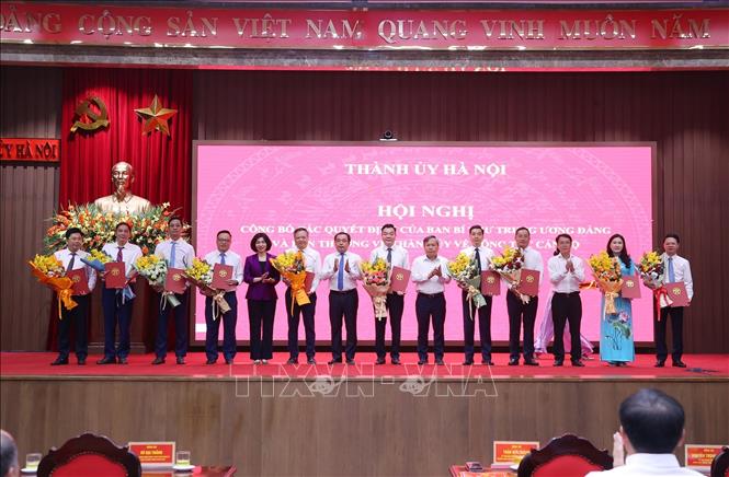 Bí thư Thành ủy Hà Nội Trần Đức Thắng và lãnh đạo Thành phố trao các quyết định và tặng hoa chúc mừng các đồng chí nhận nhiệm vụ mới. Ảnh: Văn Điệp – TTXVN