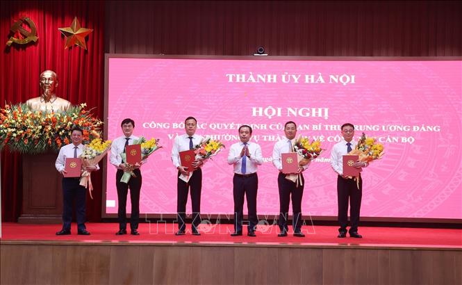 Bí thư Thành ủy Hà Nội Trần Đức Thắng trao các quyết định của Ban Bí thư Trung ương Đảng và Ban Thường vụ thành ủy về công tác cán bộ. Ảnh: Văn Điệp – TTXVN