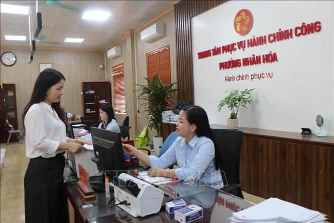 Người dân làm thủ tục hành chính tại phường Nhân Hòa, tỉnh Bắc Ninh. Ảnh: Thanh Thương - TTXVN