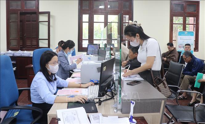 Người dân làm thủ tục hành chính tại phường Kinh Bắc, tỉnh Bắc Ninh. Ảnh: Thanh Thương - TTXVN