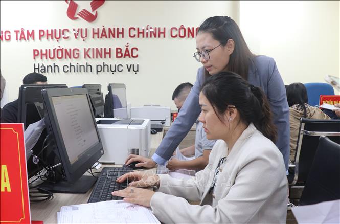 Người dân làm thủ tục hành chính tại phường Kinh Bắc, tỉnh Bắc Ninh. Ảnh: Thanh Thương - TTXVN