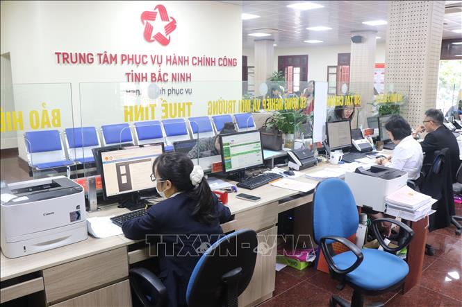Người dân làm thủ tục hành chính tại phường Kinh Bắc, tỉnh Bắc Ninh. Ảnh: Thanh Thương - TTXVN