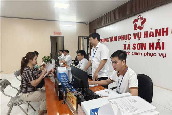Người dân làm thủ tục hành chính tại xã Sơn Hải, tỉnh Bắc Ninh. Ảnh: Thanh Thương - TTXVN