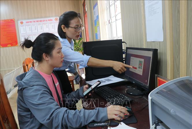 Người dân làm thủ tục hành chính tại phường Nhân Hòa, tỉnh Bắc Ninh. Ảnh: Thanh Thương - TTXVN